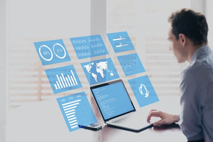 Geschäftsmann, der mit holografischer Augmented-Reality (AR)-Bildschirmtechnologie arbeitet, um wichtige Leistungsindikatoren und Diagramme auf dem Finanz-Dashboard zu analysieren,