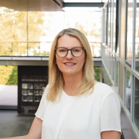 Portrait von Petra Heesch, Direktorin Beteiligungsmanagement bei