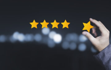 Kundenzufriedenheit und Produkt-Service-Bewertungskonzept durch Setzen von vier Sternen auf f&uuml;nf Sterne.