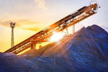 Rohstoffabbau im Sonnenuntergang