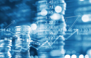 Symbolbild für steigende Aktienkurse mit Kleingeld-Stapeln