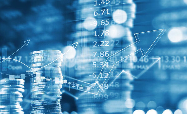 Symbolbild für steigende Aktienkurse mit Kleingeld-Stapeln