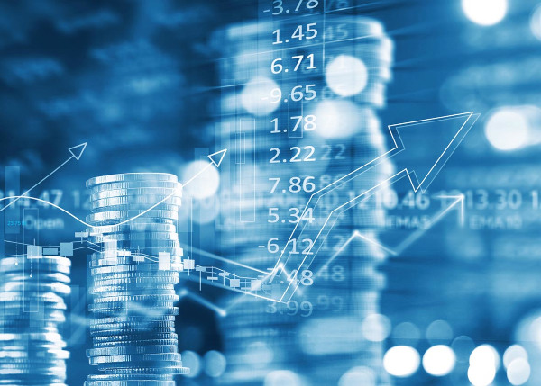 Symbolbild für steigende Aktienkurse mit Kleingeld-Stapeln