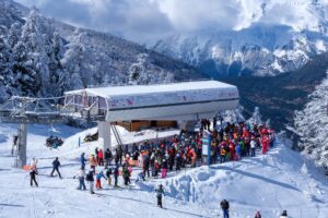 Eine volle Skipiste die bei Dynamic Pricing teurere Preise bedeutet