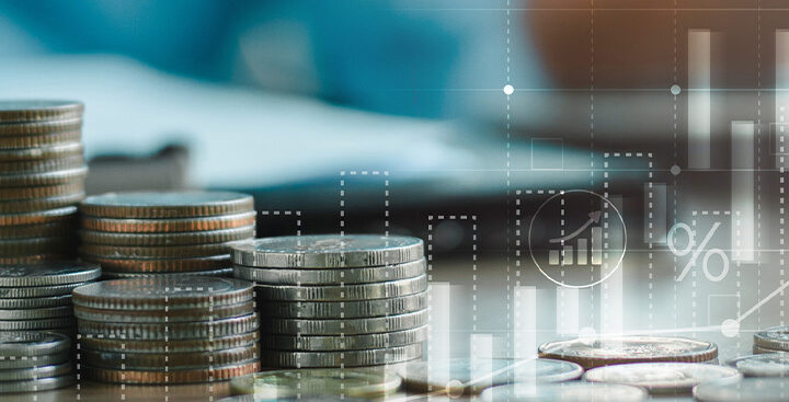 Ein Tisch mit Münzen darauf mit einer überlappenden Darstellung eines virtuellen Kursanstiegs zur Symbolisierung einer positiven Pricing-Entwicklung durch Gross-to-Net