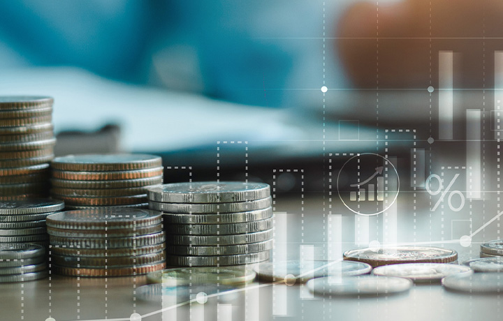 Ein Tisch mit M&uuml;nzen darauf mit einer &uuml;berlappenden Darstellung eines virtuellen Kursanstiegs zur Symbolisierung einer positiven Pricing-Entwicklung durch Gross-to-Net